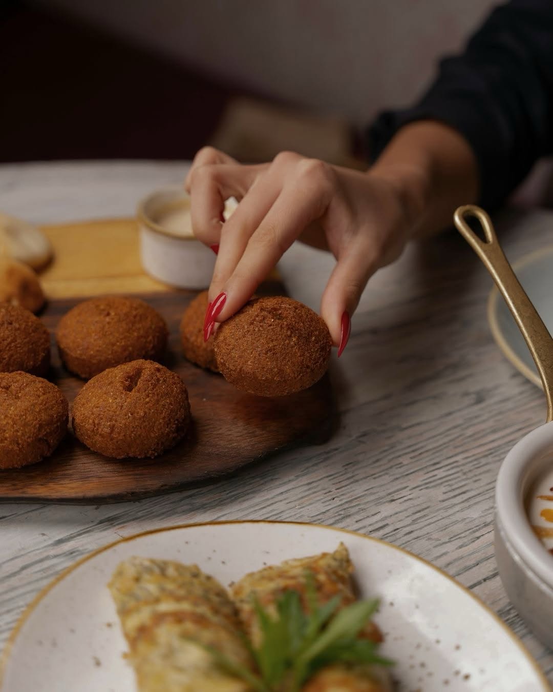 🌿 El secreto de nuestro falafel está en el perejil.
Mucho perejil, ingredientes frescos y elaboración artesanal para co