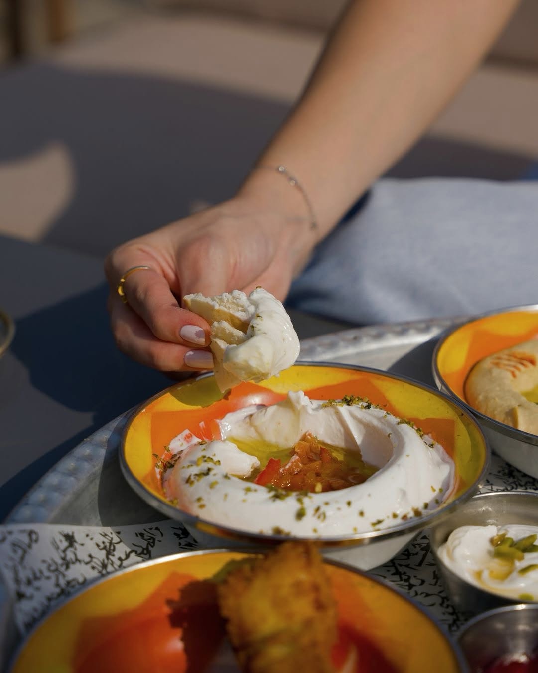🥒 Fresco, suave y perfecto para el calor.
Nuestro labne es uno de esos platos que apetecen siempre en verano: yogur cre