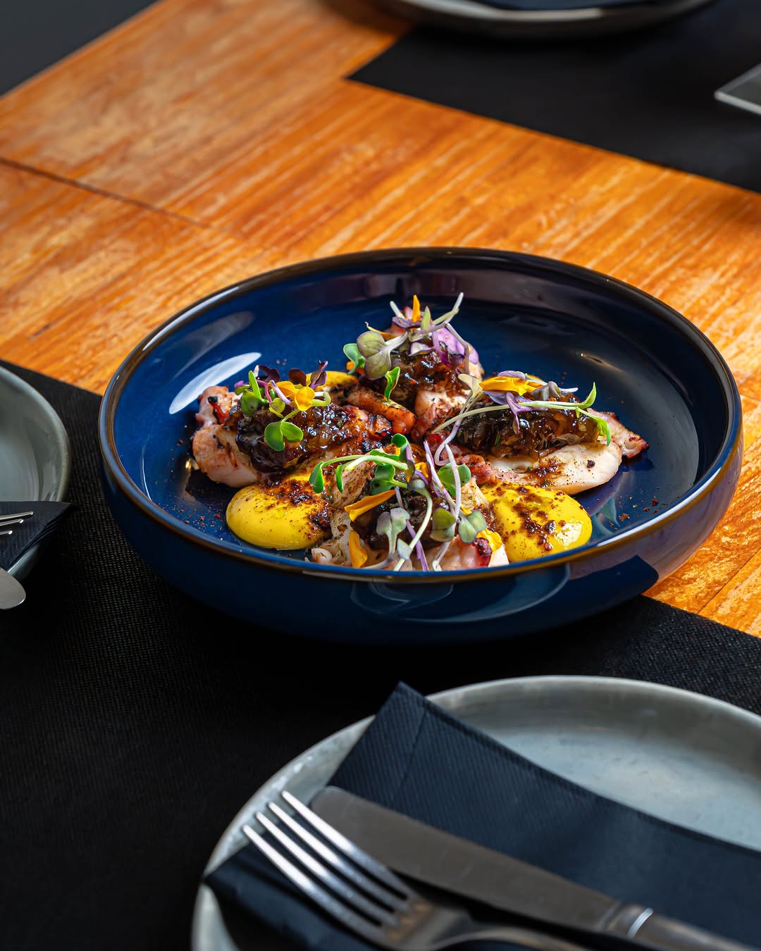 Sugerencia fuera de carta, pero
dentro de tus próximos planes.

Pulpo a la llama con tartar de gambas, emulsión de
mango