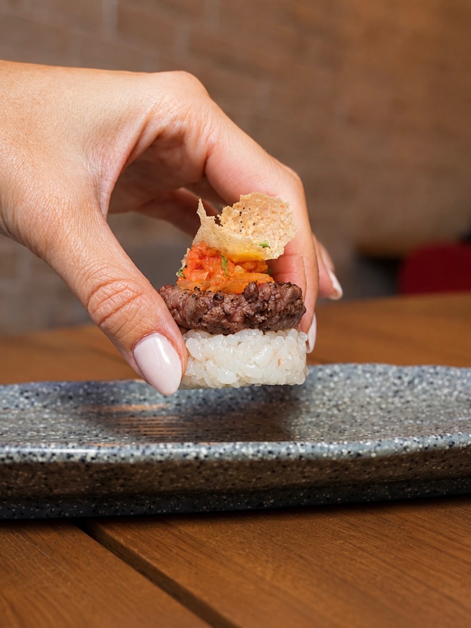 Los ingredientes perfectos en buenas manos hacen maravillas como esta: 🥢NIGIRI-HAMBURGUESA DE WAGYU, ROCOTO Y AZUL
Prué