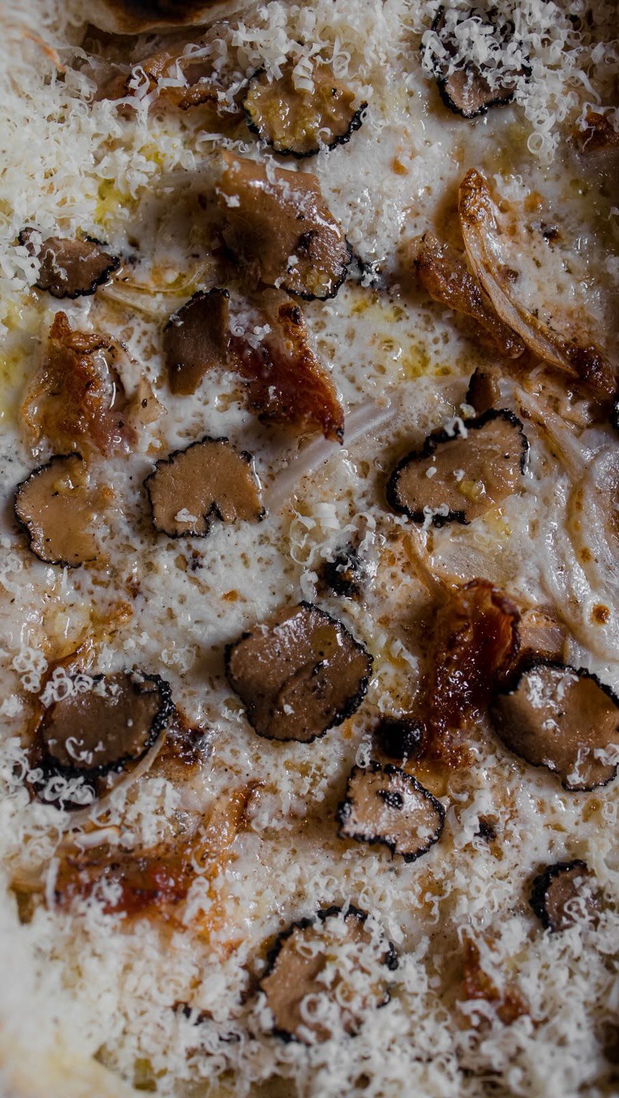 La Mont Blanc.
Láminas de guanciale Roostiq de bellota, cebolleta fresca de nuestra huerta ecológica, carpaccio de truf