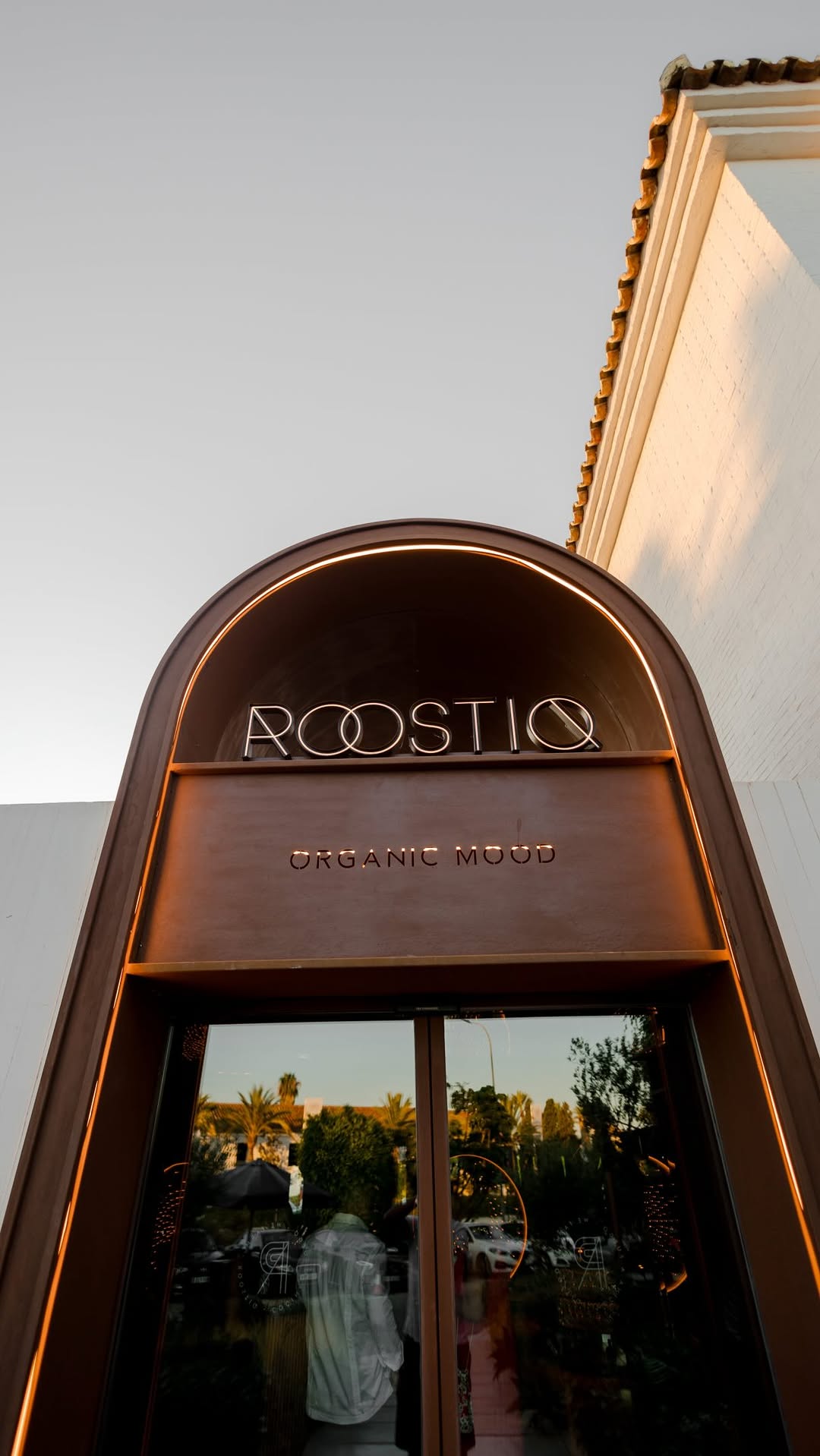 En Marbella, abrimos también a mediodía este verano.
Así queda nuestro horario:
🕐 Comida de 13:00 – 16:00
🌙 Cena de 1