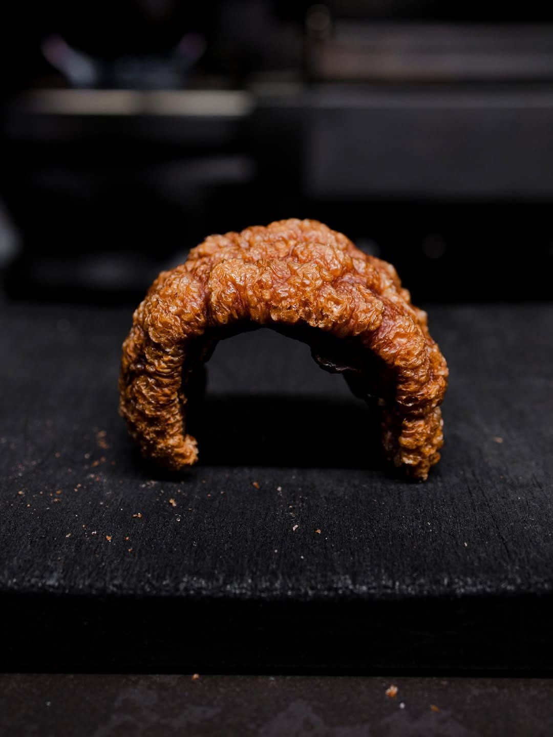 Preparamos la panceta para que sufle y nos de esa textura crujiente.
Con una copa de champagne, uno de nuestros bocados