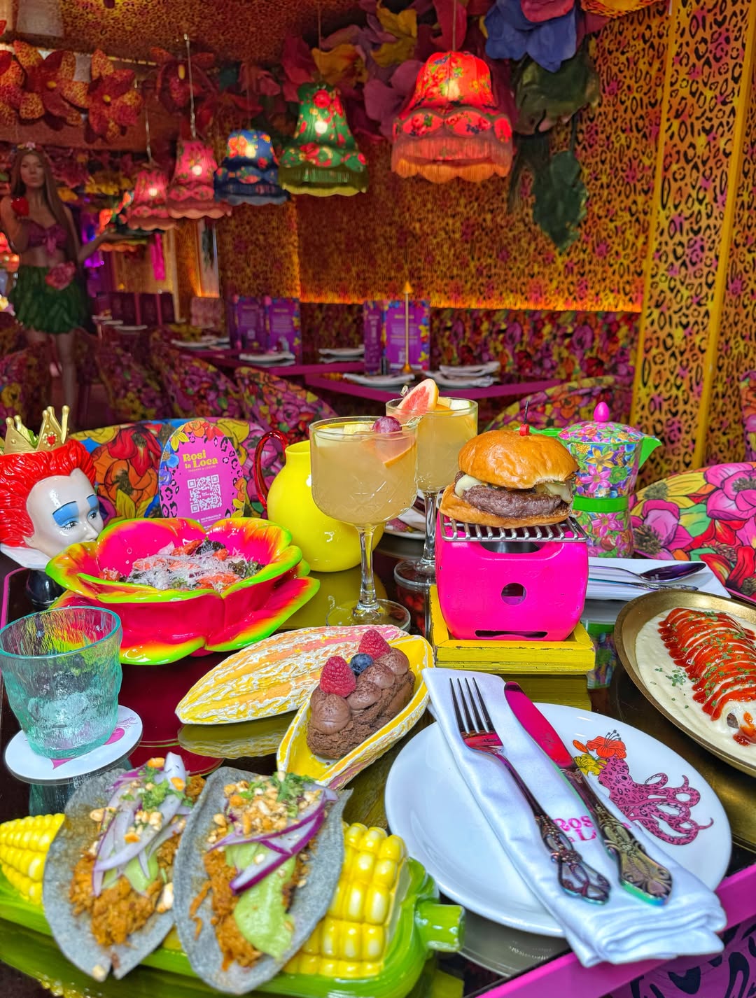 ¡Rosi La Loca es uno de esos sitios que deber visitar al menos una vez en la vida !😍🌸
Comida rica, un ambiente súper div