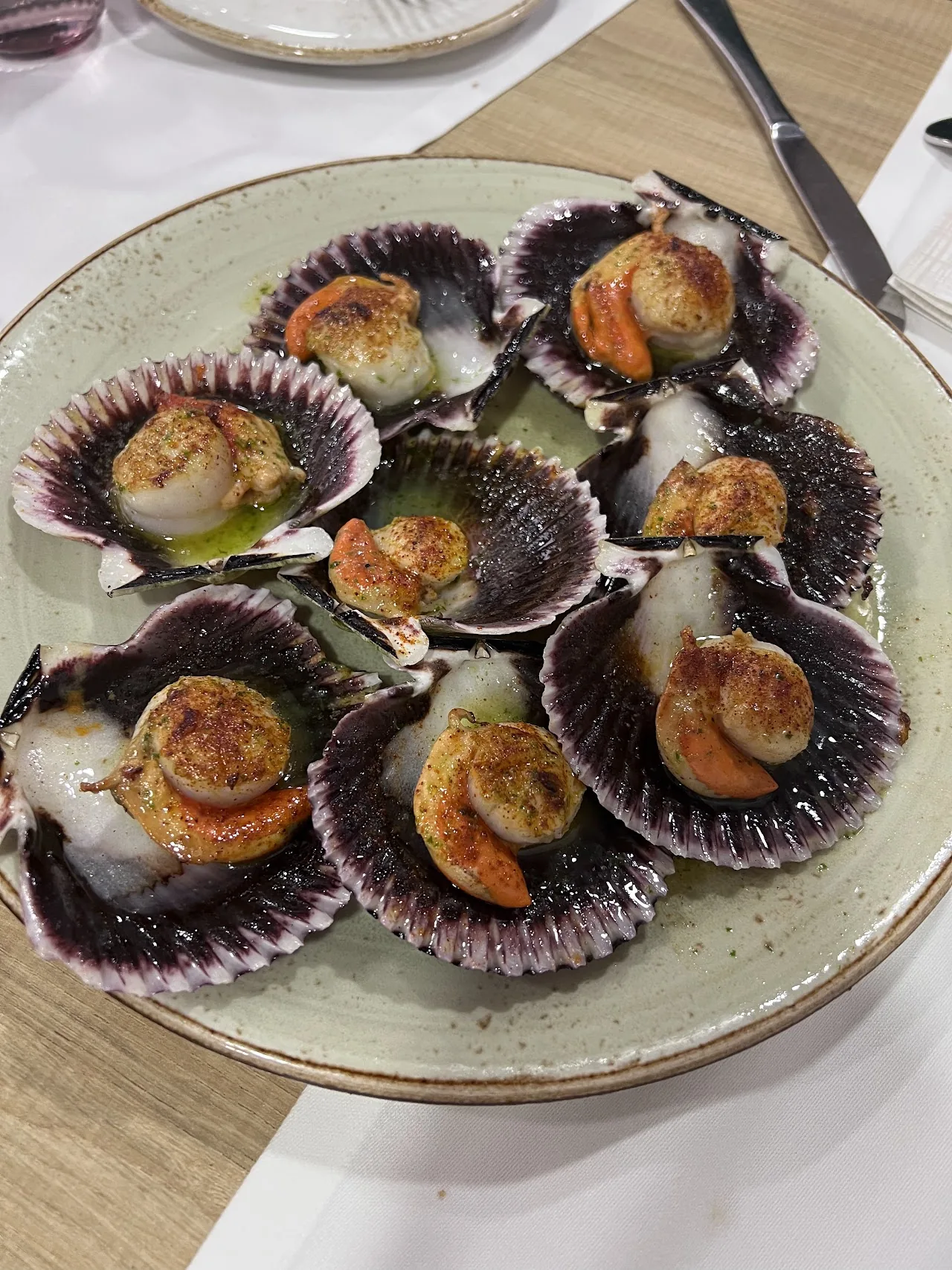 Grilled scallops with garlic in their shells