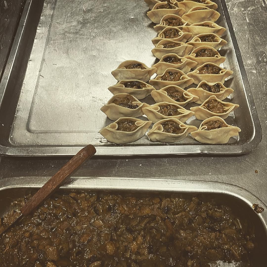 ¡Buenos días! 
Estamos aprovechando este sábado para hacer nuestras clásicas empanadillas de Pato asado con boletus. 🥟🥟
