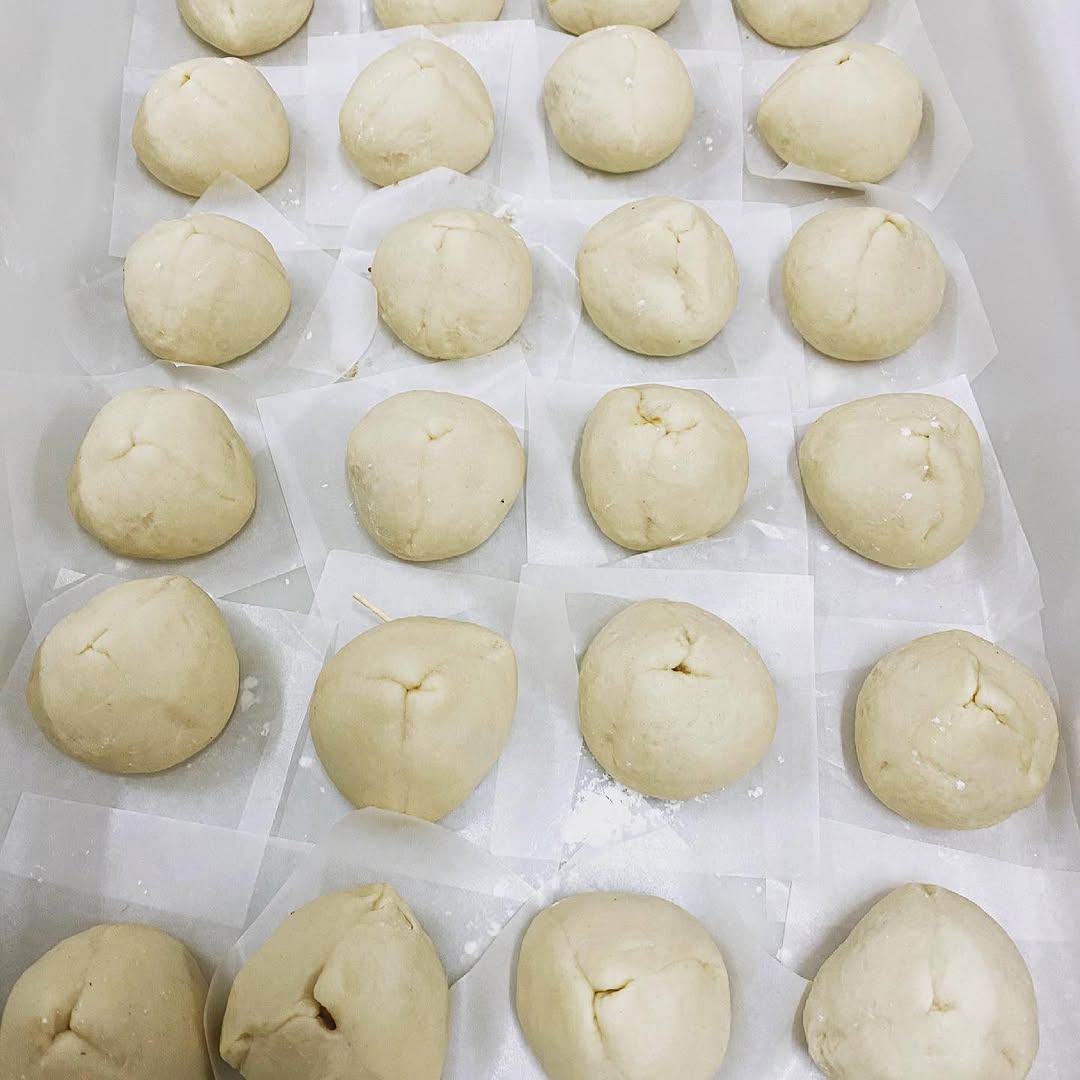 Hoy empezamos el día 🌞 haciendo unos bollitos rellenos de pato asado y boletus, que tienen una pinta espectacular. 
Pued