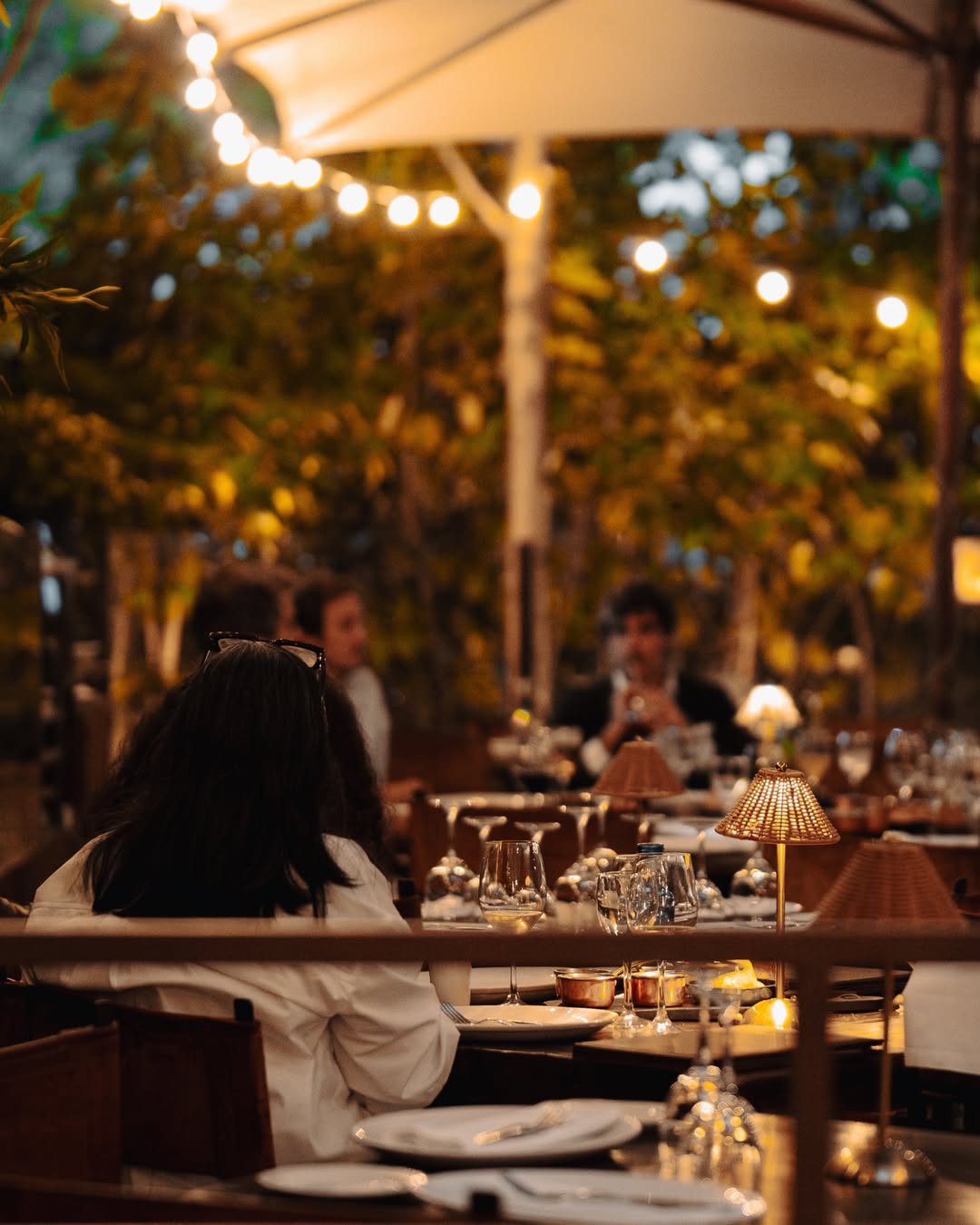 De día, sobremesas al sol. De noche, cenas que se alargan.
Nuestra terraza se disfruta a cualquier hora.
¡Te esperamos
