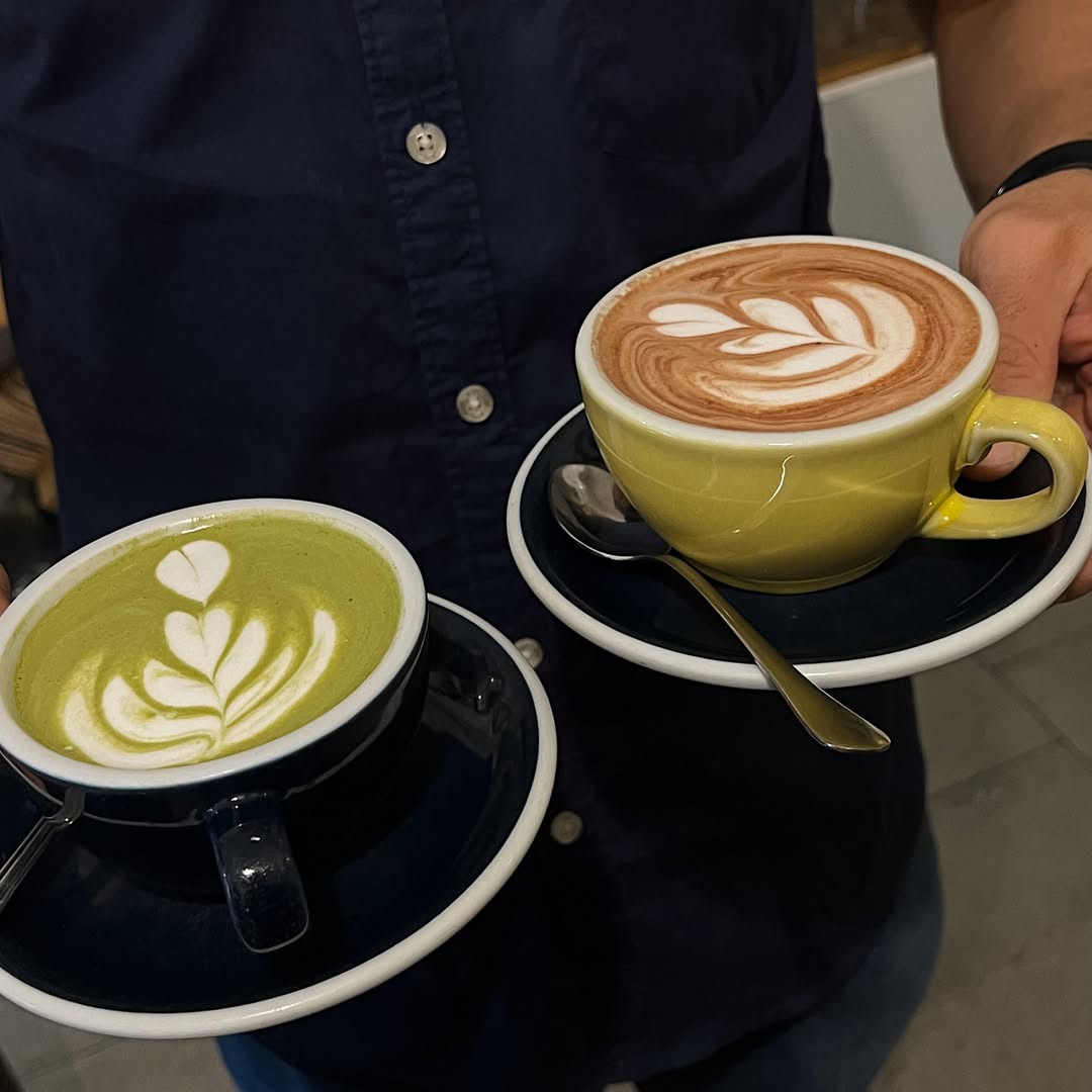 Han bajado un poco las temperaturas y apetece un chocolate caliente y un matcha latte…
🤎💚

¡Pásate a por tu bebida y dis