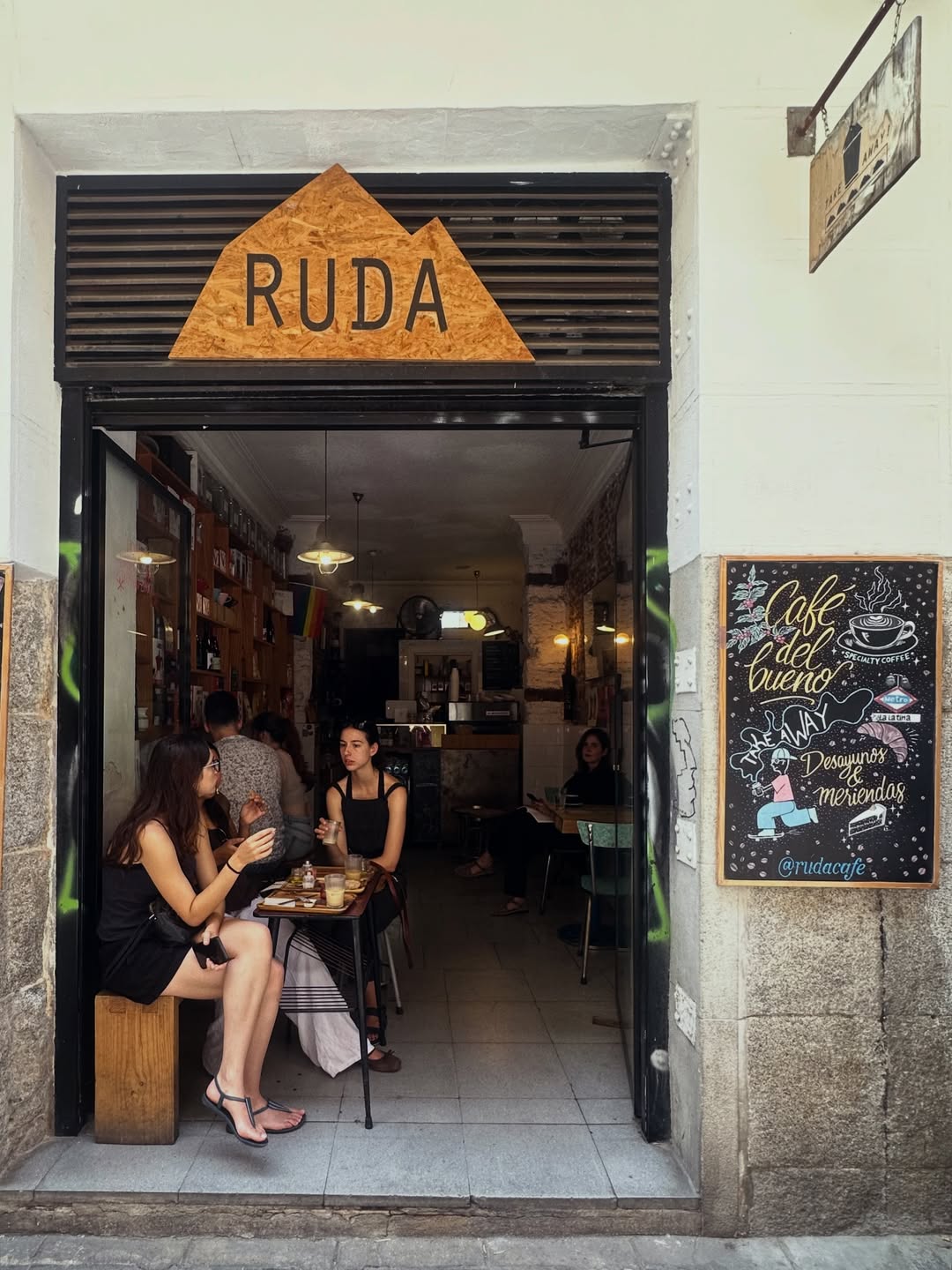 Esta es la cafetería ideal para tomar un café cuando visitas El Rastro. 

When searching for that perfect flea market fi