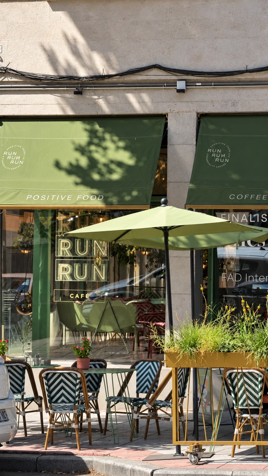 This is RUNRUNRUN 🏃🏽
Good energy and a place built around
movement, people and plans.
Come for the vibe. Stay for ever