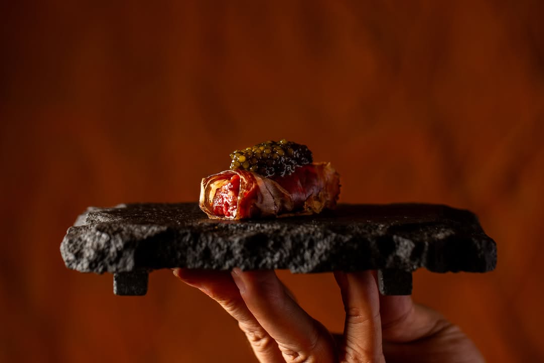 Un rulo de cecina, steak tartar y caviar.
Producto, técnica y sabor en perfecta armonía.
👉🏻 últimos días para disfruta