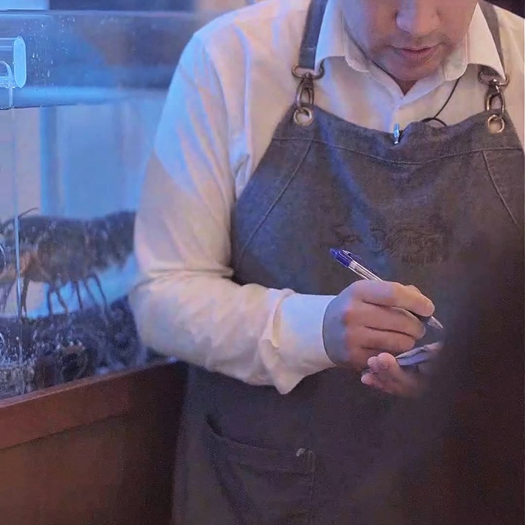 Hay mucho que ocurre antes de que un plato llegue a la mesa. ✨
Precisión, técnica y pequeños detalles que forman parte d