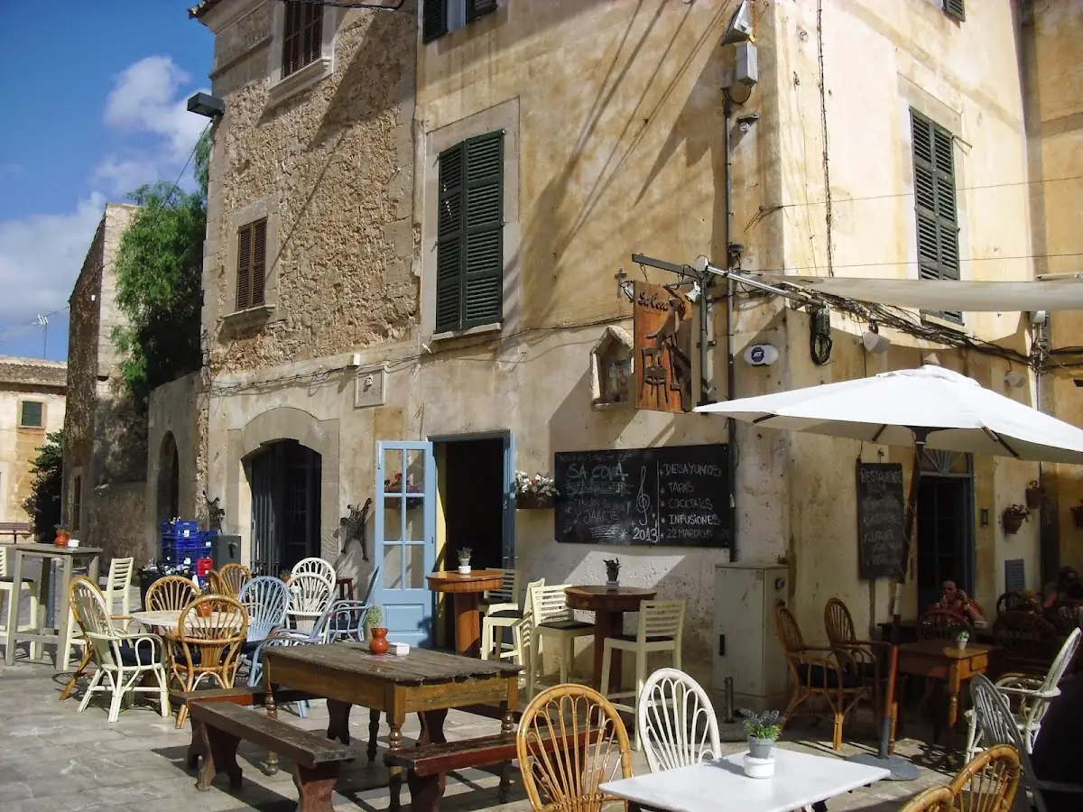 The Sa Cova Bar i Tapes terrace in Santanyí's old town