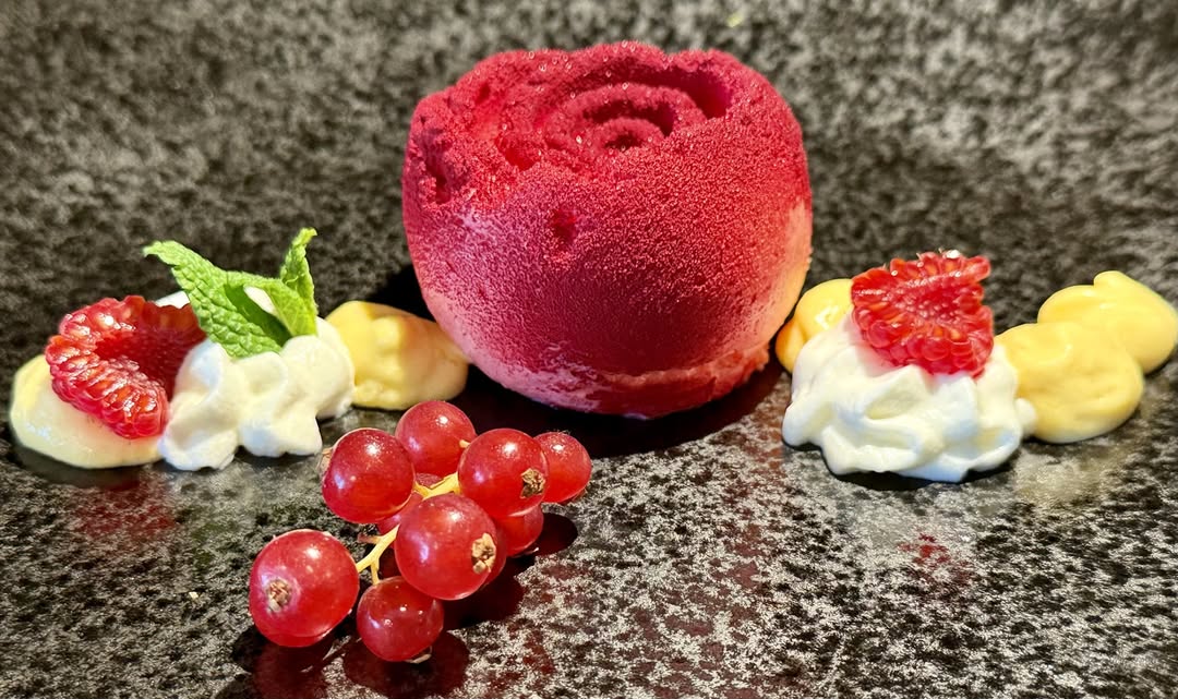 Rojo, dulce y helado.
La forma más bonita de rendirse al calor.
—
Red, sweet and icy.
The loveliest way to give in to th