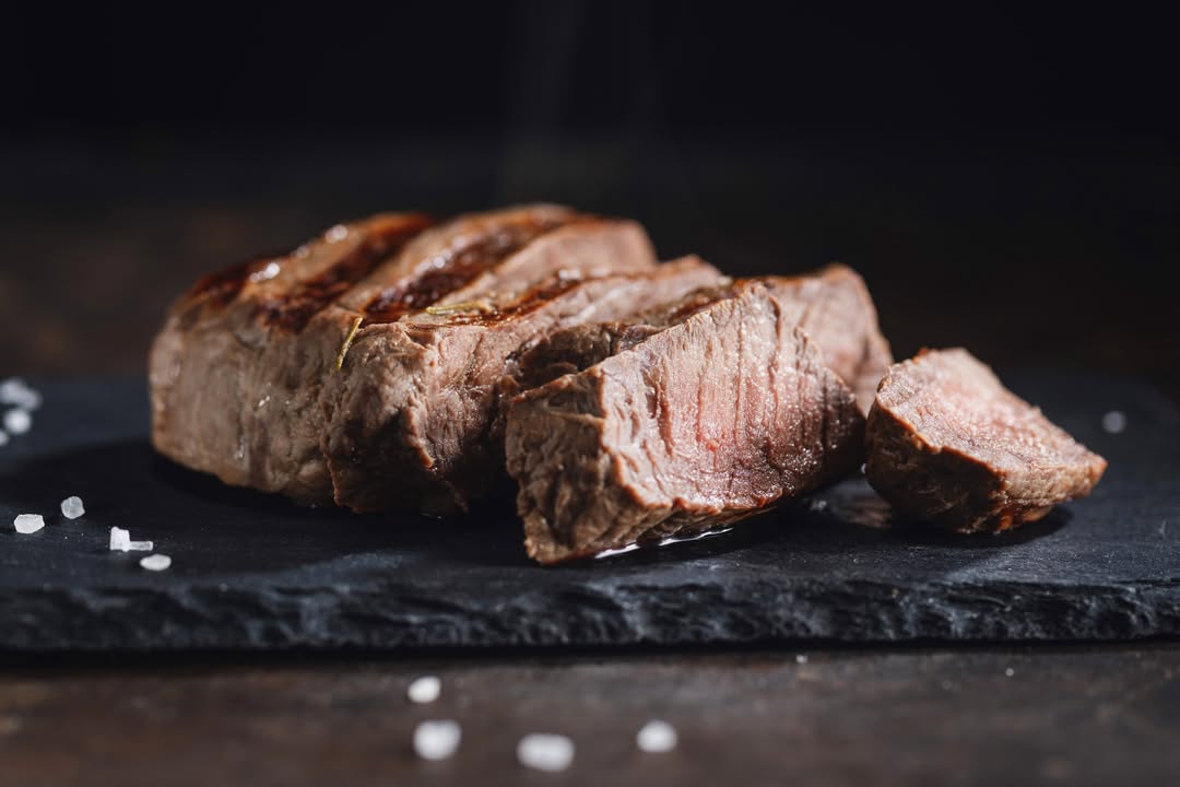 Sal Gorda no es solo carne. Es un lugar donde las sobremesas se alargan, los brindis se repiten y los sabores te acompañ