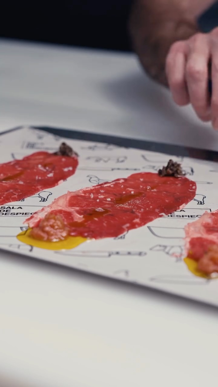CHULETON CENITAL:
Lo acompañamos con aceite de oliva, tomate infusionado en albahaca y ajo y tartufata
Comenta “SDD” pa