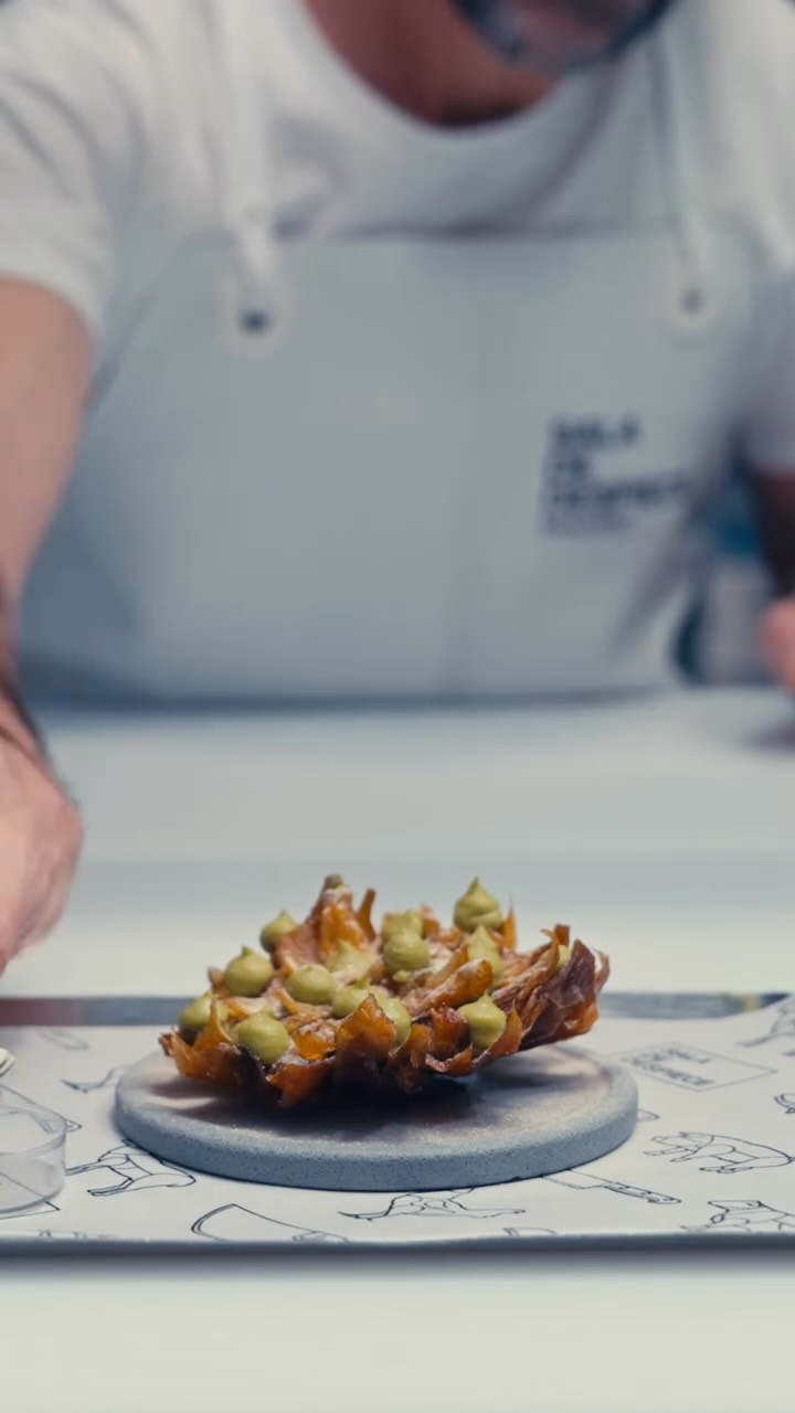 ALCACHOFA: 
la acompañamos con crema de aguacate  y la terminamos con sal dorada que está hecha a base de cítricos.

Com