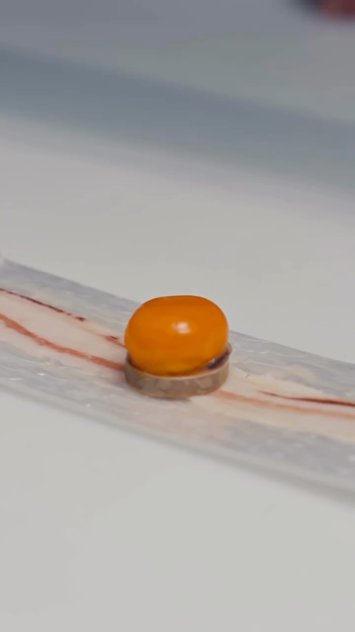 ROLEX: 
compuesto por una tira de panceta ibérica ahumada, un disco de foie mi-cuit, trufa negra, reducción de Sauternes