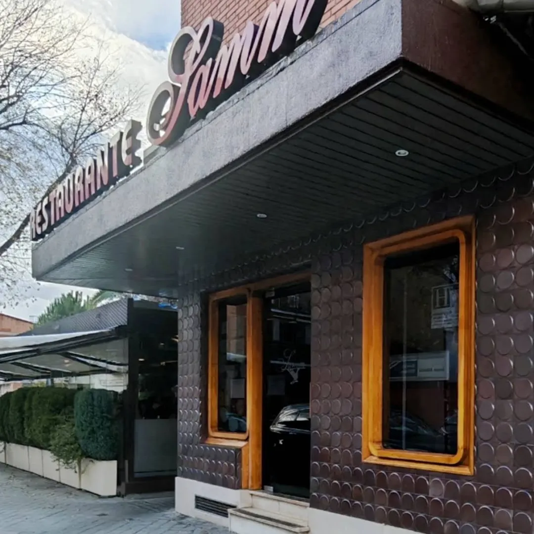 Ven a disfrutar de nuestra moderna terraza o de nuestro acogedor salón