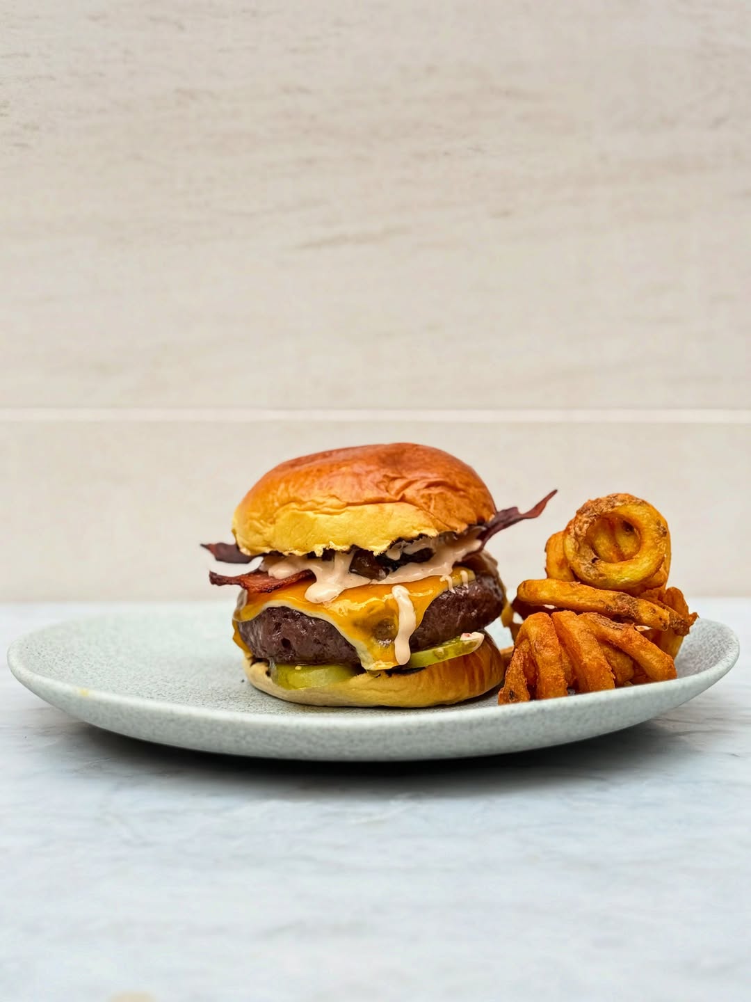 Tú eliges:

-Burger Picaña Madurada
-Burger Pollo Crispy
-Brioche Carrillera

El mejor pan que puedas imaginar, carne de