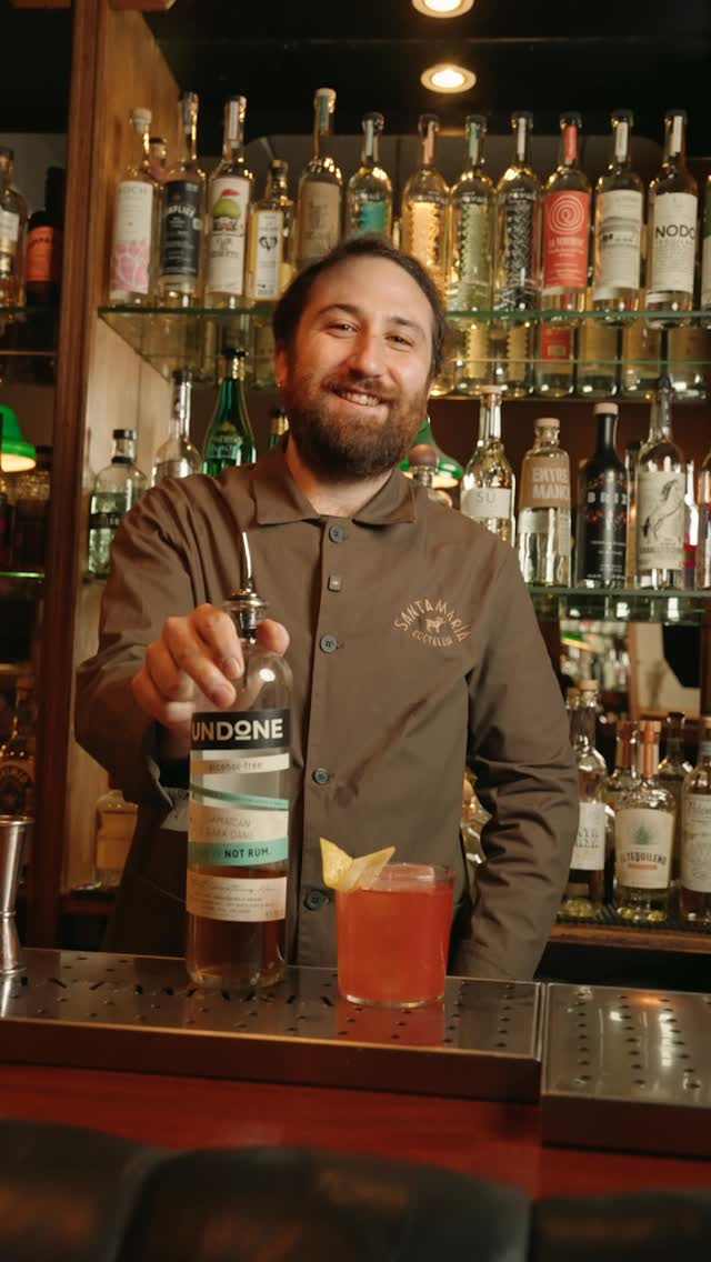 DAIQUIRI REIINVENTADO 🍓 por @pinguserrano para @santamariacocteleria

La elegancia de un clásico, elevada por la técnica