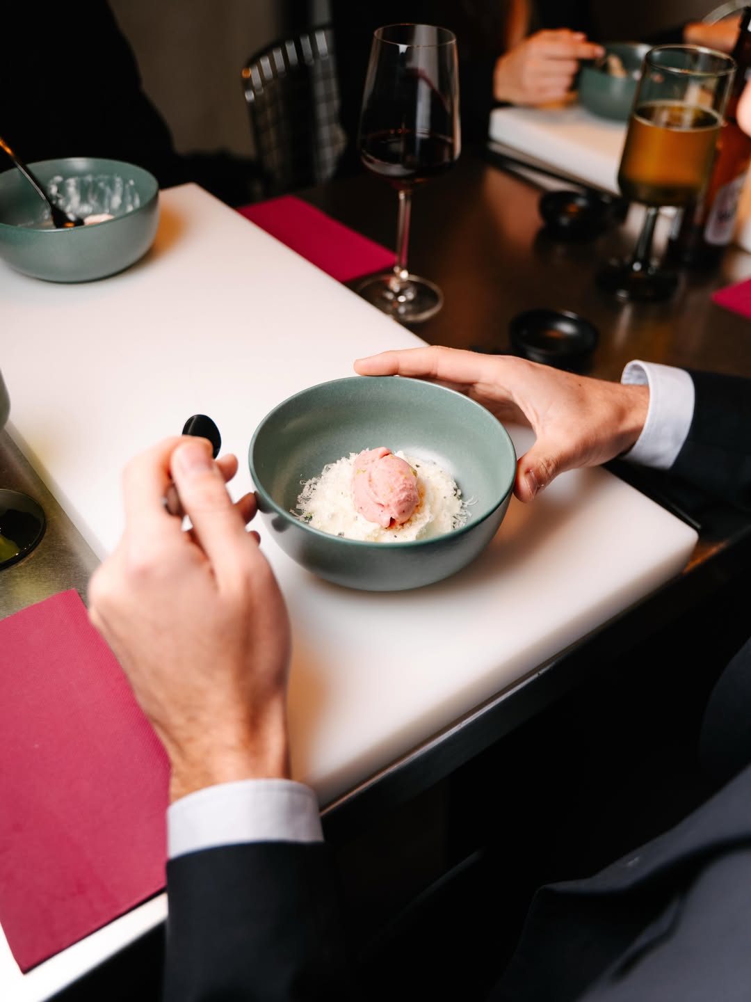 Agosto en Santoku.
El calor afuera, la frescura adentro.
Un poco como este postre ✨
Te esperamos.
#santokumadrid #exp