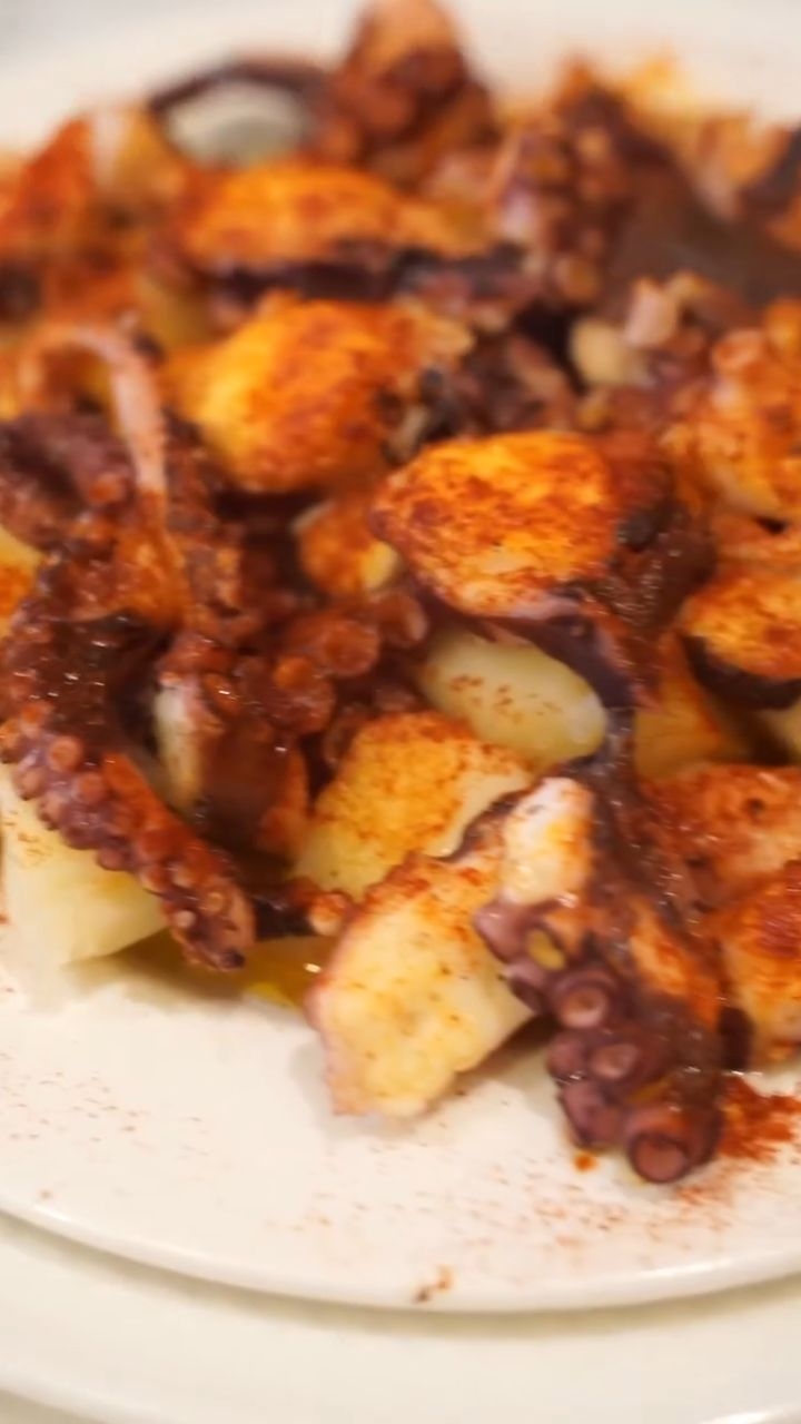 🐙 El auténtico sabor de Galicia, en Madrid.
En Saraiba puedes disfrutar de un buen pulpo gallego, preparado respetando