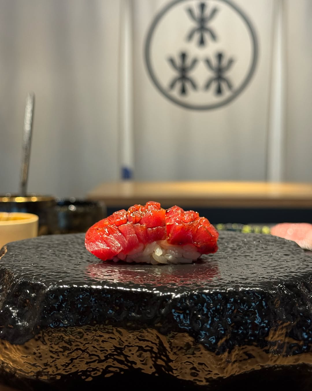 La mejor trilogía de atún de la capital: akami, mi nigiri favorito de cuantísimos hace Steven + chutoro con caviar + oto