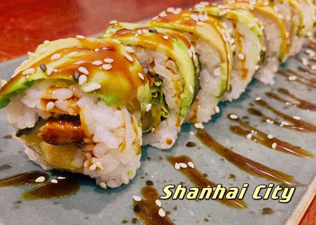 🛎 Ding ding~ Has probado uno nuestros especiales Sushi? 🍱 😎Amazónico Roll conteniendo 🥑🍌🐟 ,😋😋Anguila,avocado,banana frit