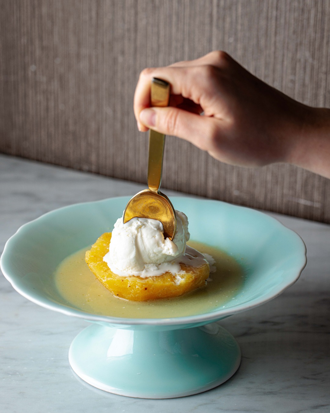 Piña glaseada con helado. El equilibrio perfecto entre frío y caliente, dulce y ácido. Puro aire tropical pasado por el