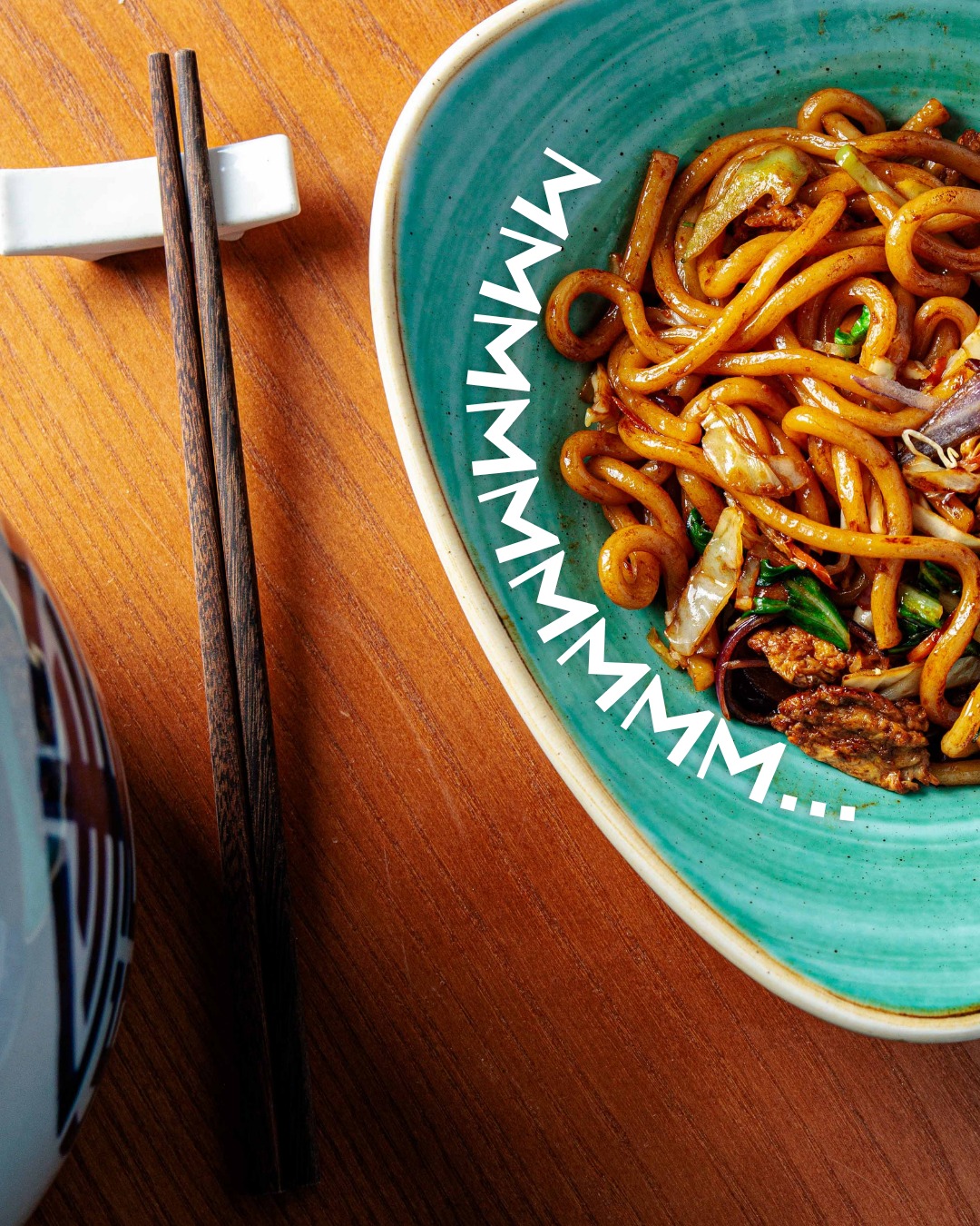 No se nos ocurre mejor plan para este miércoles -con bajada de temperaturas incluido- que un plato de udón al wok bien c
