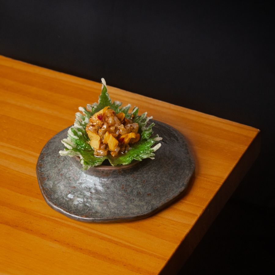 El plato del que más se está hablando.
Técnica de Robata, ahumados sutiles y el equilibrio de ingredientes que hablan el