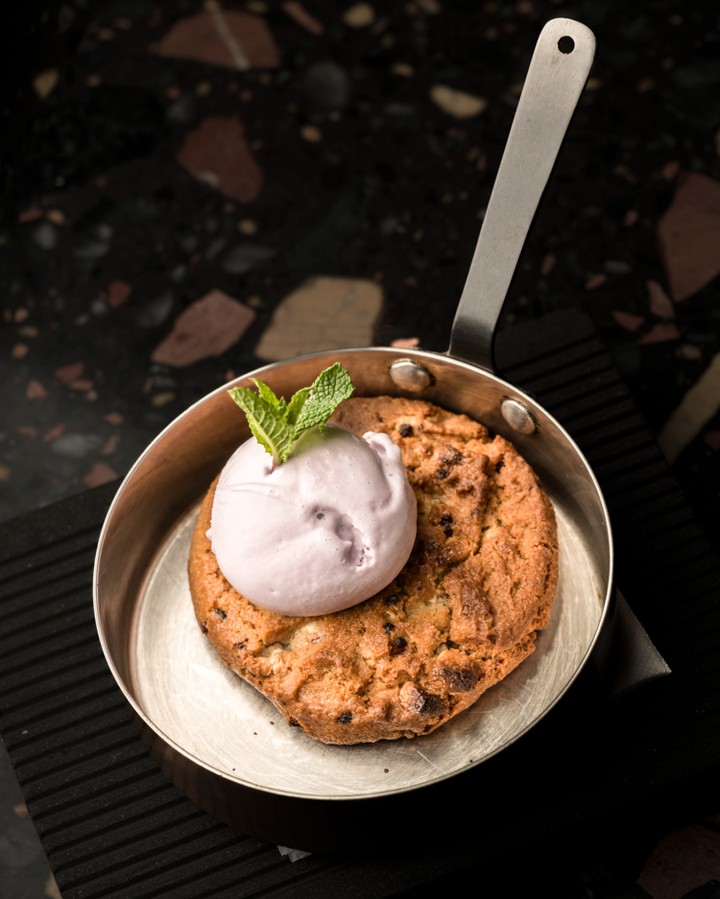 El verdadero dilema no es #café o #postre.
Es si pedir uno... ¡O dos postres! El café puede esperar. 😜
Hoy celebramos