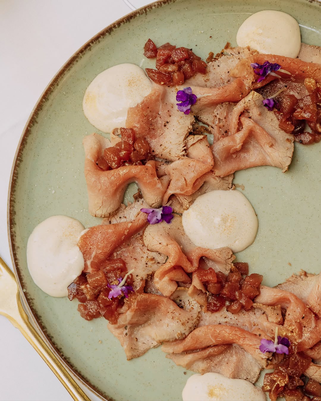 Clásico Vitello tonnato con tartar de atún hecho a nuestro estilo Sottosopra.