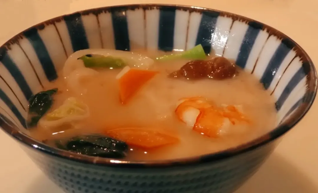 Nabe de Miso.
#misosoup #miso #sopa #sopamiso #seafood #japanfood #japan #japanese #japanesefood #japaneserestaurant #日