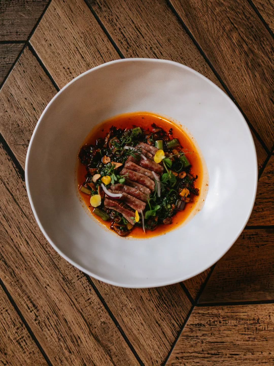 Tataki de vacío de Wagyu con verduras de temporada con ajos al wok. ¡Un plato estilo Sichuan perfecto para el verano!
-