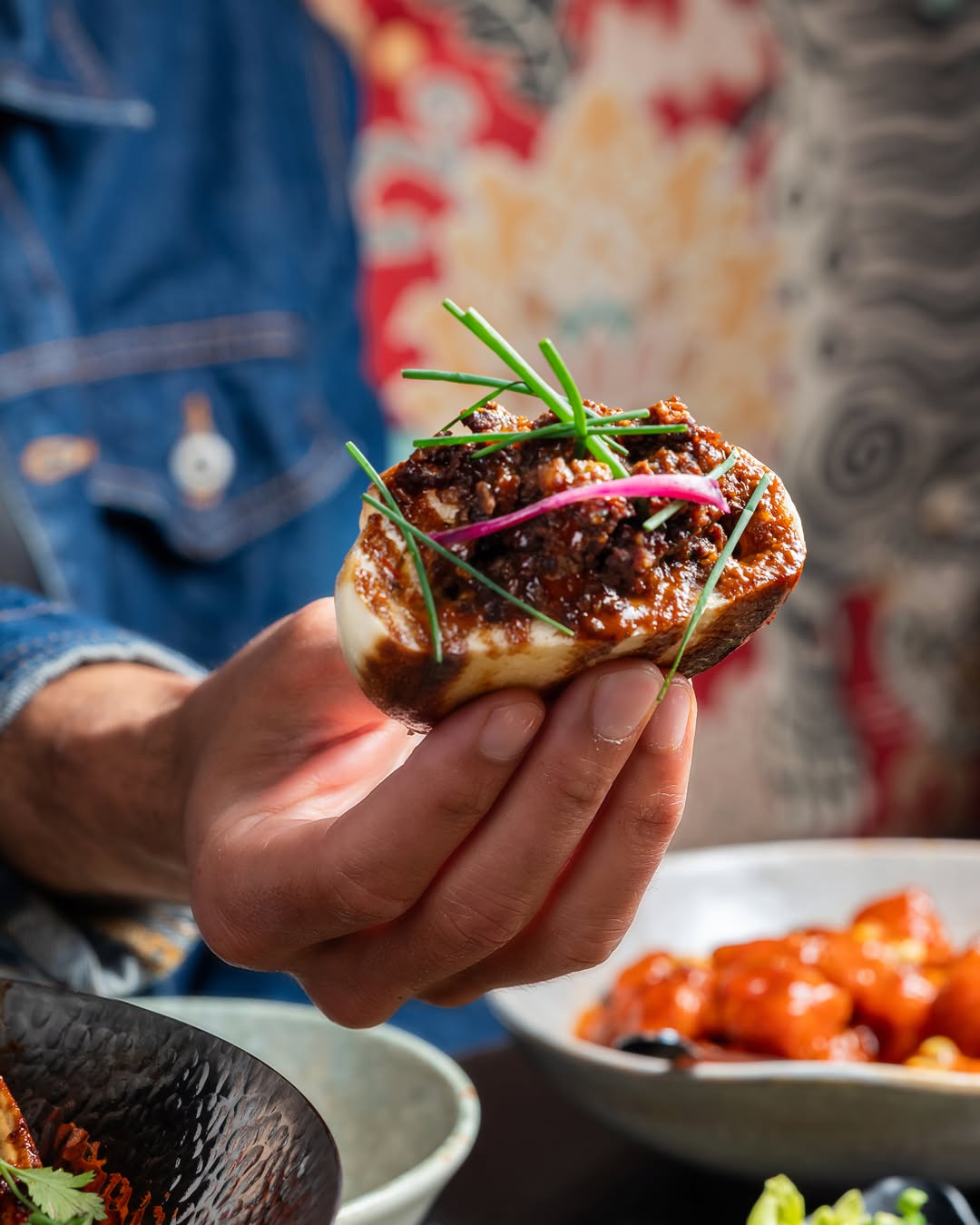 Este bao está a otro nivel:
Tierno pan chino al vapor, rematado a la plancha, relleno de carne picada estofada, en una s