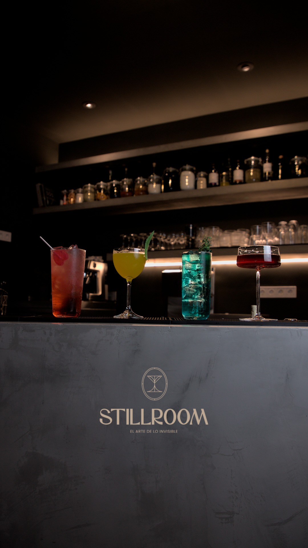 Una pequeña muestra de nuestra coctelería.
Cada copa, un color. Cada color, una historia.

#stillroom #cocteleriadeautor