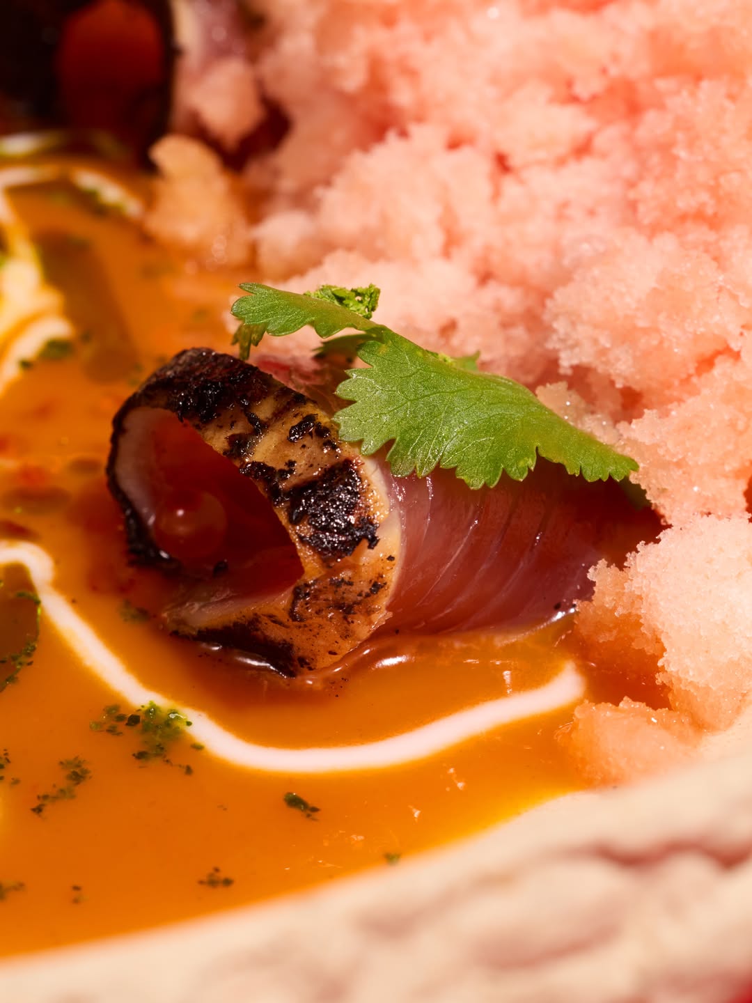 Leche de tigre agridulce, pachikay, emulsión de coco, huevas de trucha y polvo helado de tomates aliñados.
🐟🌱🥥🍋🧊🍅🥛
*ES-