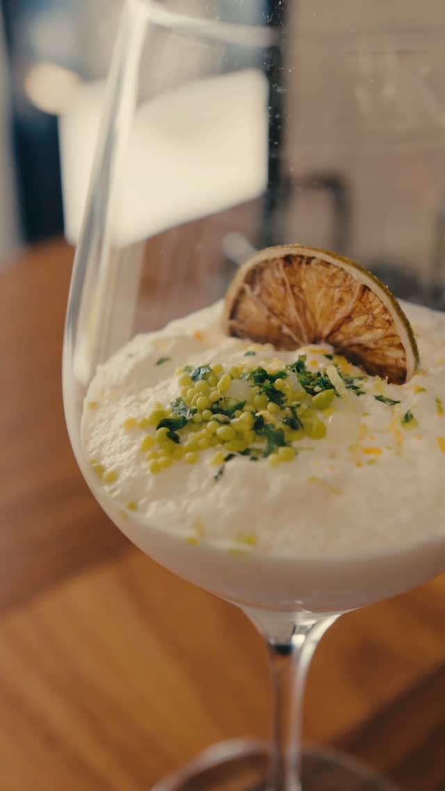 Rebujito a nuestra manera, opción perfecta y refrescante para el verano. Como cóctel o como postre, tú eliges la manera 