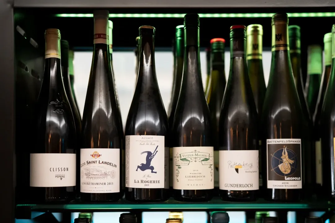 En nuestra cava encontrarás una cuidada selección de referencias pensadas para acompañar cada momento en la mesa. Además