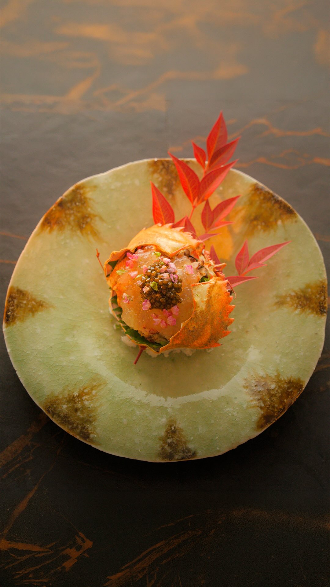Detrás de cada plato hay tiempo, precisión y dedicación.
Así preparamos nuestra Nécora con gelatina de yuzu, caviar y f