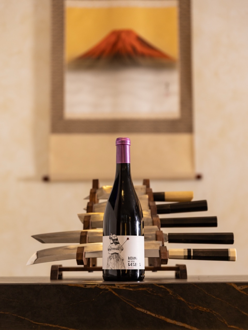 Madrid también tiene grandes vinos.
Reina de los Deseos 2023 nace de viñas viejas de garnacha en la Sierra de Gredos. E