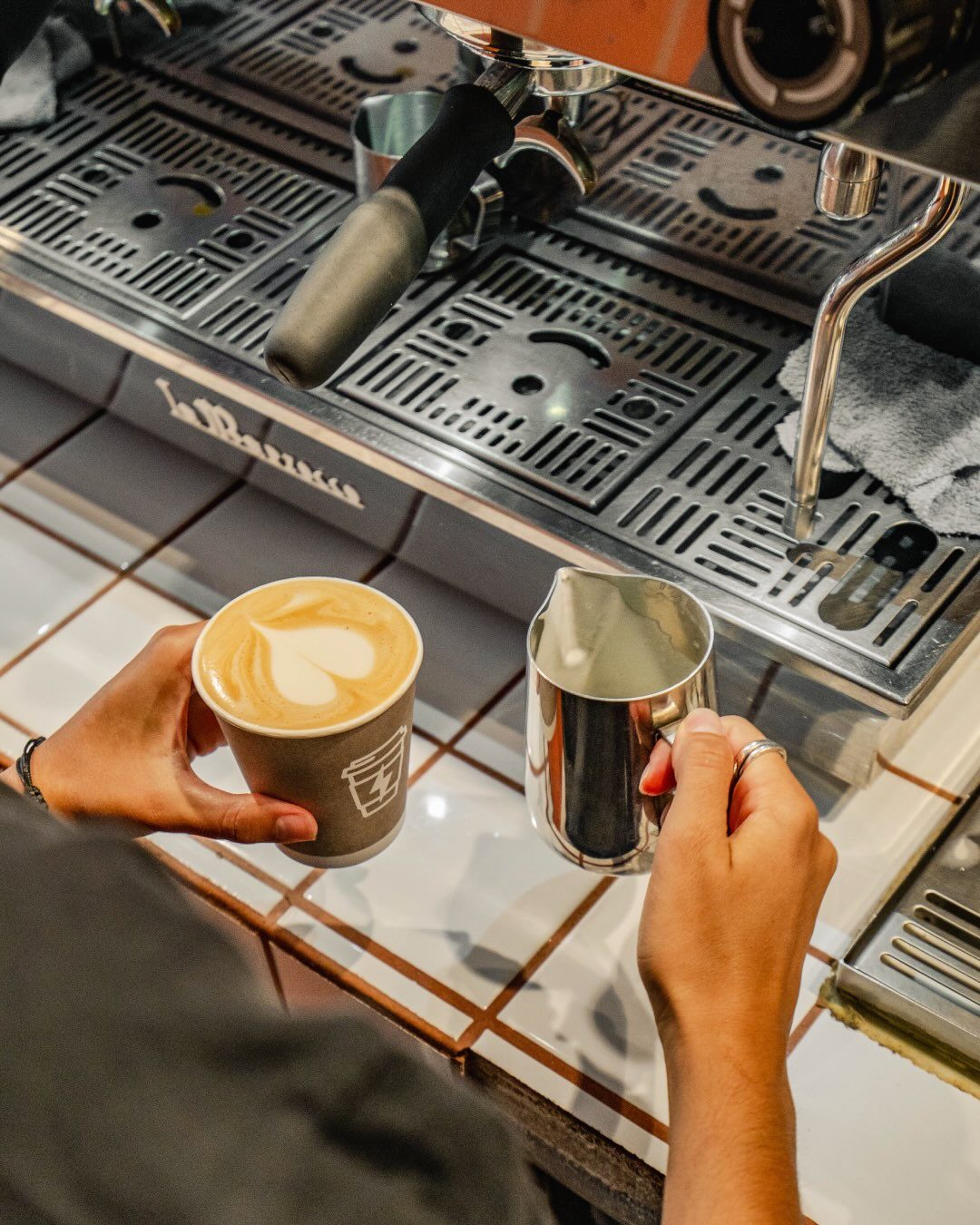 Un buen café recién molido y algo dulce. Tu parada de hoy.