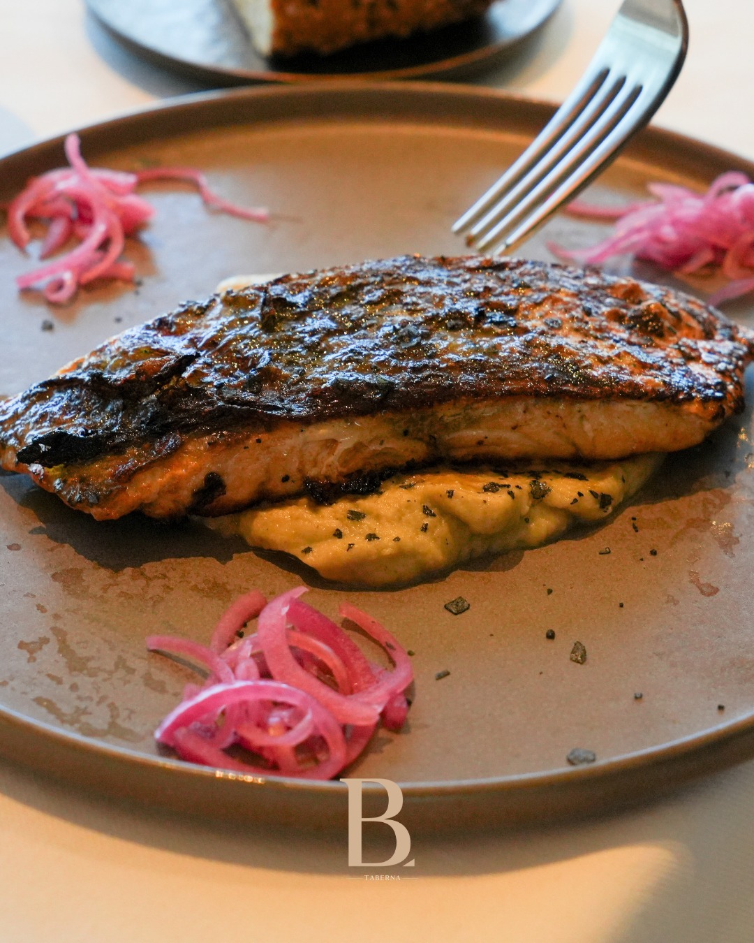Cuando el fuego hace su magia.
Salmón a la brasa, piel crujiente, interior jugoso y ese punto que marca la diferencia.
S