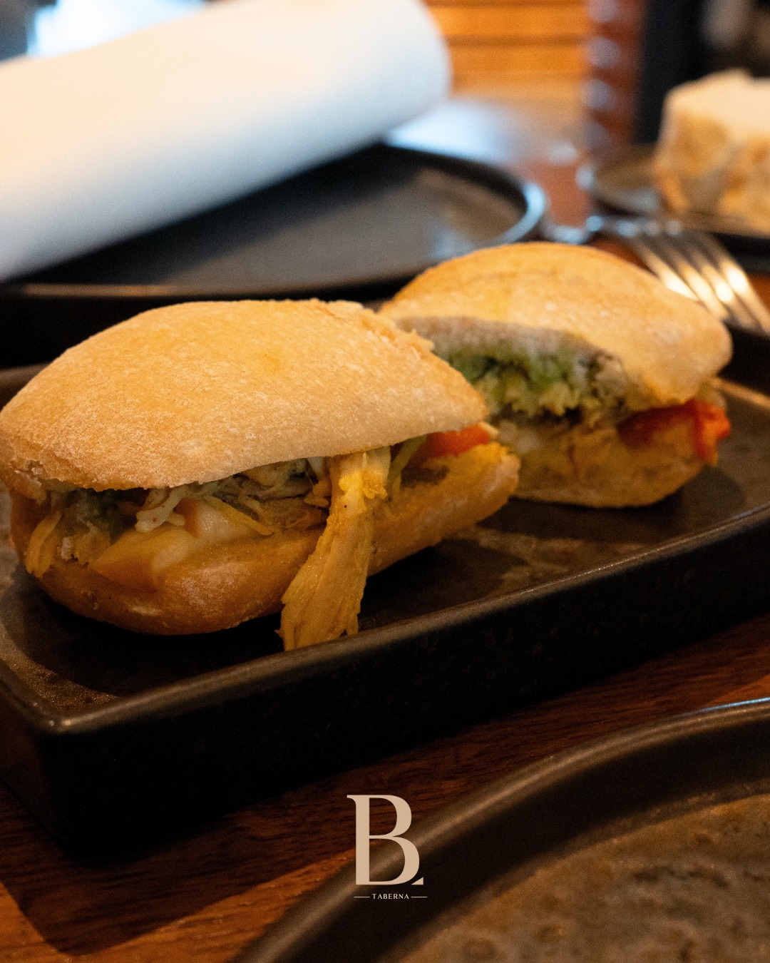 Hay momentos que piden algo sencillo… y perfecto.
Nuestros montaditos son esa forma de disfrutar entre horas:
pan crujie