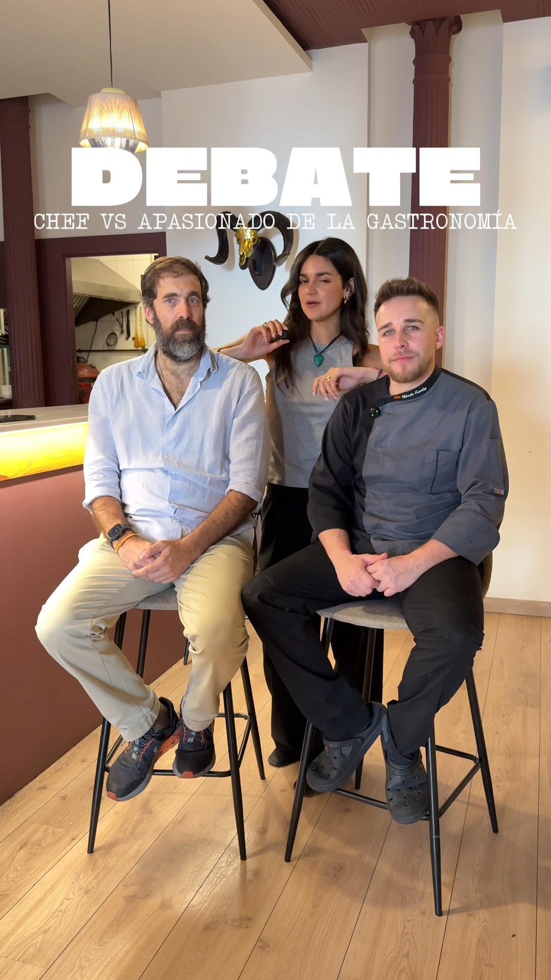 En Madrid, un debate gastronómico empieza fácil…
pero nunca sabes cómo acaba.
Un chef.
Un apasionado de la comida.
Un p