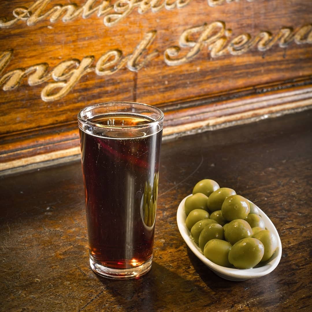 🥃🍺 ¡Había ganas! Qué rico el buen vermú o una cervecita bien fresquita o una copa🍸🍹, junto con unas banderillas, aperiti