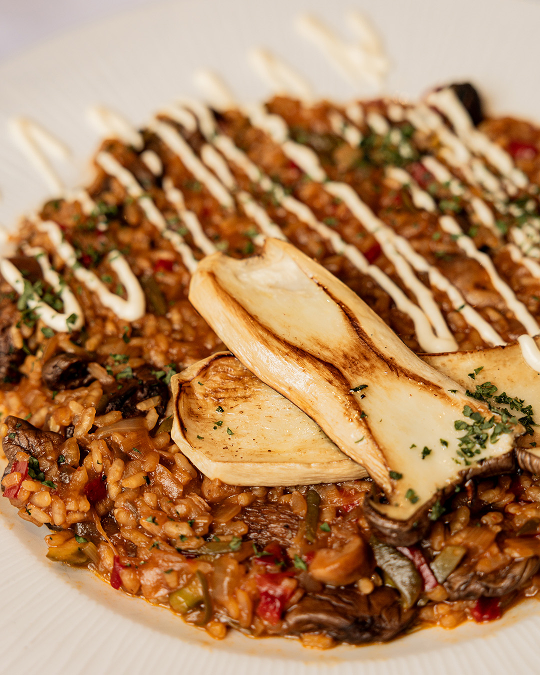 Sabores intensos, texturas que sorprenden y platos que hablan de cocina bien hecha. Porque comer también es disfrutar de